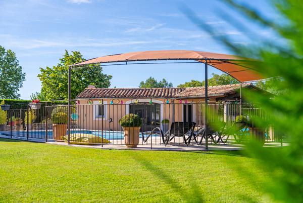 Villelaure (84530) Propriété composée de 2 habitations sur une très jolie parcelle arborée.