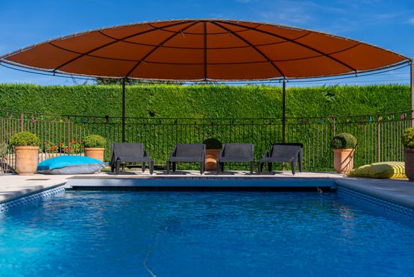 Villelaure (84530) Propriété composée de 2 habitations sur une très jolie parcelle arborée.