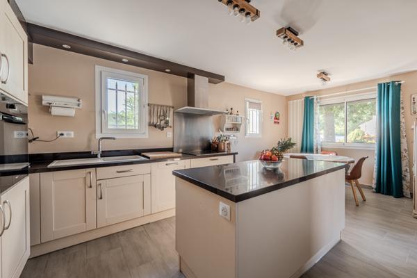 Villelaure (84530) Propriété composée de 2 habitations sur une très jolie parcelle arborée.