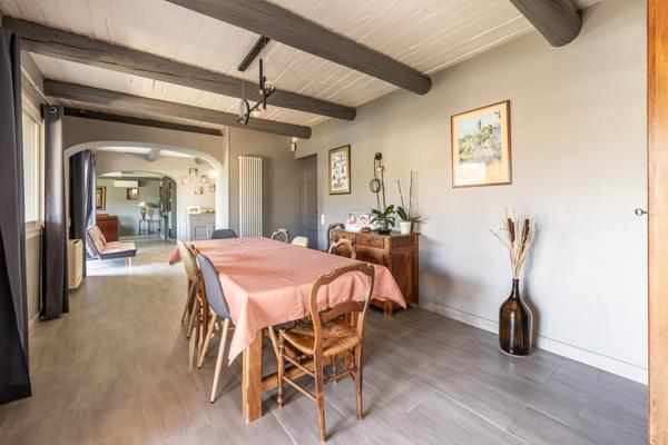 Villelaure (84530) Propriété composée de 2 habitations sur une très jolie parcelle arborée.