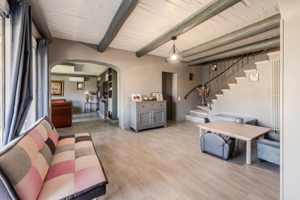 Villelaure (84530) Propriété composée de 2 habitations sur une très jolie parcelle arborée.