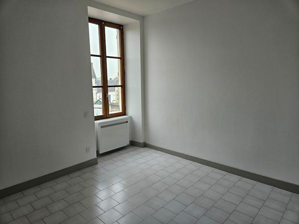 Bel appartement rénové à louer à Saint-Senoch, à 15 mn de Loches