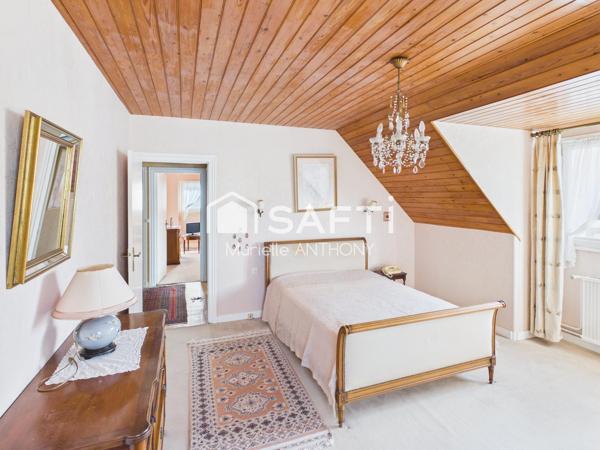 RARE GRANDE MAISON DANS QUARTIER RECHERCHE.