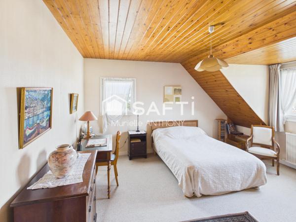 RARE GRANDE MAISON DANS QUARTIER RECHERCHE.