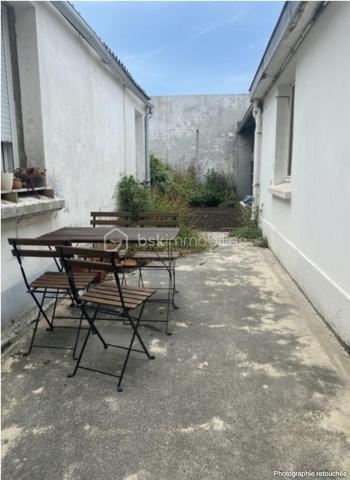 Rue des Baigneurs à Douarnenez, à deux pas des plages des Dames et de Pors-Cad.

Appartement en rez-de-chaussée, avec fenêtres sur cour, composé d'une pièce de vie (salon avec cuisine ouverte), d'une chambre, d'un bureau, d'une salle d'eau et d'un WC séparé..

Cour commune dans un immeuble de 4 lots. Locataires sérieux en place — loyer 480 € par mois, offrant une rentrée locative stable.

Travaux de mise aux normes énergétiques à prévoir