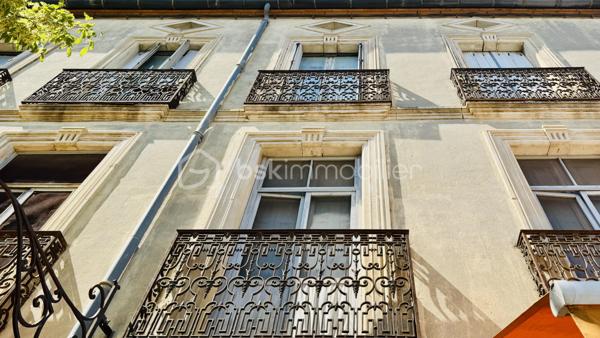 Belle opportunité pour investisseurs ou pour un regroupement familial au bord de la Méditerranée à Sigean : maison bourgeoise (3F) de 421 m² utiles, disponible de 562 m² pour rénovation partielle. Surface habitable actuelle 364 m² : 17 pièces, 6 chambres, 2 salles d’eau, 3 WC. Les combles avec 4 ateliers, d'une superficie totale de 133 m², peuvent être aménagés en espace de vie ajoutant 85 m² habitables. La maison dispose d’un garage et d’une cour arborée à l’arrière donnant sur une autre rue.

Le RDC de 139 m² est exploité en commerce et se compose de 5 pièces, avec deux espaces de vente lumineux et vastes, un grand bureau, une cuisine spacieuse, un vaste dégagement et un WC séparé. Cette partie de la maison peut être utilisée pour des usages résidentiels ou diverses activités commerciales, même la restauration. Tout est fonctionnel et utilisable, y compris une grande chambre froide dans le garage.

Les 1er et 2ème étages abritent chacun un appartement identique de 116 m² habitables, composé d’une entrée et 2 couloirs, 3 chambres, un dressing, une cuisine, un séjour et une salle d’eau avec WC. L'appartement du 1er étage a été entièrement rénové et il est climatisé. L’appartement au 2ème étage est habitable mais demande une rénovation importante.

Le prix proposé inclut la maison, le fonds de commerce et les honoraires d'agence. Si cette offre vous intéresse, nous pouvons discuter séparément de l'acquisition des murs et du fonds de commerce. 

N'hésitez pas à me contacter pour plus d'informations et pour organiser une visite privée.