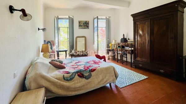 Belle opportunité pour investisseurs ou pour un regroupement familial au bord de la Méditerranée à Sigean : maison bourgeoise (3F) de 421 m² utiles, disponible de 562 m² pour rénovation partielle. Surface habitable actuelle 364 m² : 17 pièces, 6 chambres, 2 salles d’eau, 3 WC. Les combles avec 4 ateliers, d'une superficie totale de 133 m², peuvent être aménagés en espace de vie ajoutant 85 m² habitables. La maison dispose d’un garage et d’une cour arborée à l’arrière donnant sur une autre rue.

Le RDC de 139 m² est exploité en commerce et se compose de 5 pièces, avec deux espaces de vente lumineux et vastes, un grand bureau, une cuisine spacieuse, un vaste dégagement et un WC séparé. Cette partie de la maison peut être utilisée pour des usages résidentiels ou diverses activités commerciales, même la restauration. Tout est fonctionnel et utilisable, y compris une grande chambre froide dans le garage.

Les 1er et 2ème étages abritent chacun un appartement identique de 116 m² habitables, composé d’une entrée et 2 couloirs, 3 chambres, un dressing, une cuisine, un séjour et une salle d’eau avec WC. L'appartement du 1er étage a été entièrement rénové et il est climatisé. L’appartement au 2ème étage est habitable mais demande une rénovation importante.

Le prix proposé inclut la maison, le fonds de commerce et les honoraires d'agence. Si cette offre vous intéresse, nous pouvons discuter séparément de l'acquisition des murs et du fonds de commerce. 

N'hésitez pas à me contacter pour plus d'informations et pour organiser une visite privée.