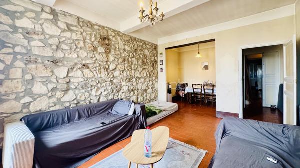 Belle opportunité pour investisseurs ou pour un regroupement familial au bord de la Méditerranée à Sigean : maison bourgeoise (3F) de 421 m² utiles, disponible de 562 m² pour rénovation partielle. Surface habitable actuelle 364 m² : 17 pièces, 6 chambres, 2 salles d’eau, 3 WC. Les combles avec 4 ateliers, d'une superficie totale de 133 m², peuvent être aménagés en espace de vie ajoutant 85 m² habitables. La maison dispose d’un garage et d’une cour arborée à l’arrière donnant sur une autre rue.

Le RDC de 139 m² est exploité en commerce et se compose de 5 pièces, avec deux espaces de vente lumineux et vastes, un grand bureau, une cuisine spacieuse, un vaste dégagement et un WC séparé. Cette partie de la maison peut être utilisée pour des usages résidentiels ou diverses activités commerciales, même la restauration. Tout est fonctionnel et utilisable, y compris une grande chambre froide dans le garage.

Les 1er et 2ème étages abritent chacun un appartement identique de 116 m² habitables, composé d’une entrée et 2 couloirs, 3 chambres, un dressing, une cuisine, un séjour et une salle d’eau avec WC. L'appartement du 1er étage a été entièrement rénové et il est climatisé. L’appartement au 2ème étage est habitable mais demande une rénovation importante.

Le prix proposé inclut la maison, le fonds de commerce et les honoraires d'agence. Si cette offre vous intéresse, nous pouvons discuter séparément de l'acquisition des murs et du fonds de commerce. 

N'hésitez pas à me contacter pour plus d'informations et pour organiser une visite privée.