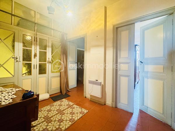 Belle opportunité pour investisseurs ou pour un regroupement familial au bord de la Méditerranée à Sigean : maison bourgeoise (3F) de 421 m² utiles, disponible de 562 m² pour rénovation partielle. Surface habitable actuelle 364 m² : 17 pièces, 6 chambres, 2 salles d’eau, 3 WC. Les combles avec 4 ateliers, d'une superficie totale de 133 m², peuvent être aménagés en espace de vie ajoutant 85 m² habitables. La maison dispose d’un garage et d’une cour arborée à l’arrière donnant sur une autre rue.

Le RDC de 139 m² est exploité en commerce et se compose de 5 pièces, avec deux espaces de vente lumineux et vastes, un grand bureau, une cuisine spacieuse, un vaste dégagement et un WC séparé. Cette partie de la maison peut être utilisée pour des usages résidentiels ou diverses activités commerciales, même la restauration. Tout est fonctionnel et utilisable, y compris une grande chambre froide dans le garage.

Les 1er et 2ème étages abritent chacun un appartement identique de 116 m² habitables, composé d’une entrée et 2 couloirs, 3 chambres, un dressing, une cuisine, un séjour et une salle d’eau avec WC. L'appartement du 1er étage a été entièrement rénové et il est climatisé. L’appartement au 2ème étage est habitable mais demande une rénovation importante.

Le prix proposé inclut la maison, le fonds de commerce et les honoraires d'agence. Si cette offre vous intéresse, nous pouvons discuter séparément de l'acquisition des murs et du fonds de commerce. 

N'hésitez pas à me contacter pour plus d'informations et pour organiser une visite privée.