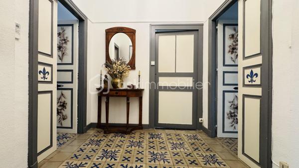 Belle opportunité pour investisseurs ou pour un regroupement familial au bord de la Méditerranée à Sigean : maison bourgeoise (3F) de 421 m² utiles, disponible de 562 m² pour rénovation partielle. Surface habitable actuelle 364 m² : 17 pièces, 6 chambres, 2 salles d’eau, 3 WC. Les combles avec 4 ateliers, d'une superficie totale de 133 m², peuvent être aménagés en espace de vie ajoutant 85 m² habitables. La maison dispose d’un garage et d’une cour arborée à l’arrière donnant sur une autre rue.

Le RDC de 139 m² est exploité en commerce et se compose de 5 pièces, avec deux espaces de vente lumineux et vastes, un grand bureau, une cuisine spacieuse, un vaste dégagement et un WC séparé. Cette partie de la maison peut être utilisée pour des usages résidentiels ou diverses activités commerciales, même la restauration. Tout est fonctionnel et utilisable, y compris une grande chambre froide dans le garage.

Les 1er et 2ème étages abritent chacun un appartement identique de 116 m² habitables, composé d’une entrée et 2 couloirs, 3 chambres, un dressing, une cuisine, un séjour et une salle d’eau avec WC. L'appartement du 1er étage a été entièrement rénové et il est climatisé. L’appartement au 2ème étage est habitable mais demande une rénovation importante.

Le prix proposé inclut la maison, le fonds de commerce et les honoraires d'agence. Si cette offre vous intéresse, nous pouvons discuter séparément de l'acquisition des murs et du fonds de commerce. 

N'hésitez pas à me contacter pour plus d'informations et pour organiser une visite privée.