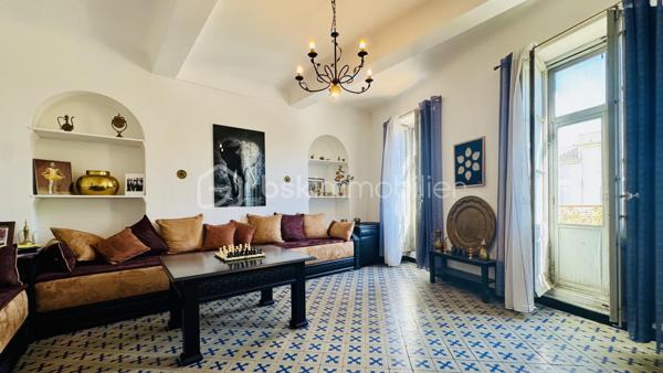 Belle opportunité pour investisseurs ou pour un regroupement familial au bord de la Méditerranée à Sigean : maison bourgeoise (3F) de 421 m² utiles, disponible de 562 m² pour rénovation partielle. Surface habitable actuelle 364 m² : 17 pièces, 6 chambres, 2 salles d’eau, 3 WC. Les combles avec 4 ateliers, d'une superficie totale de 133 m², peuvent être aménagés en espace de vie ajoutant 85 m² habitables. La maison dispose d’un garage et d’une cour arborée à l’arrière donnant sur une autre rue.

Le RDC de 139 m² est exploité en commerce et se compose de 5 pièces, avec deux espaces de vente lumineux et vastes, un grand bureau, une cuisine spacieuse, un vaste dégagement et un WC séparé. Cette partie de la maison peut être utilisée pour des usages résidentiels ou diverses activités commerciales, même la restauration. Tout est fonctionnel et utilisable, y compris une grande chambre froide dans le garage.

Les 1er et 2ème étages abritent chacun un appartement identique de 116 m² habitables, composé d’une entrée et 2 couloirs, 3 chambres, un dressing, une cuisine, un séjour et une salle d’eau avec WC. L'appartement du 1er étage a été entièrement rénové et il est climatisé. L’appartement au 2ème étage est habitable mais demande une rénovation importante.

Le prix proposé inclut la maison, le fonds de commerce et les honoraires d'agence. Si cette offre vous intéresse, nous pouvons discuter séparément de l'acquisition des murs et du fonds de commerce. 

N'hésitez pas à me contacter pour plus d'informations et pour organiser une visite privée.