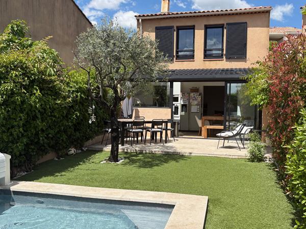 Villa T5/6 d'env 135 m² sur parcelle de terrain clos de 260 m² avec aménagement piscine