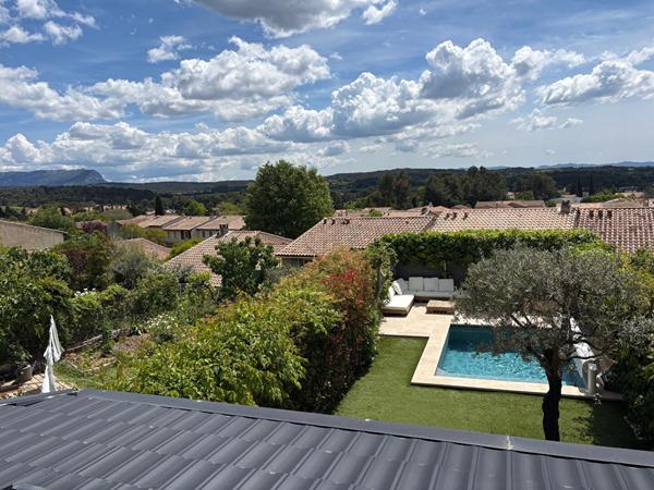Villa T5/6 d'env 135 m² sur parcelle de terrain clos de 260 m² avec aménagement piscine