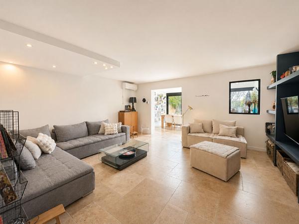 Villa T5/6 d'env 135 m² sur parcelle de terrain clos de 260 m² avec aménagement piscine