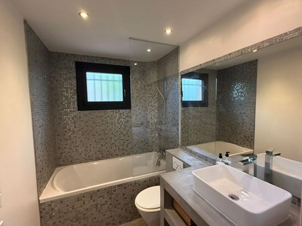 Villa T5/6 d'env 135 m² sur parcelle de terrain clos de 260 m² avec aménagement piscine