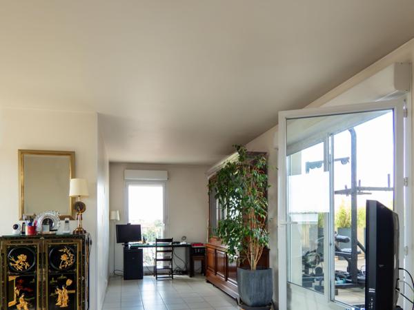 RARE A LA VENTE : DUPLEX INVERSE FAMILIAL- LUMINEUX- 3 CHAMBRES - 2 TERRASSES - PARKING