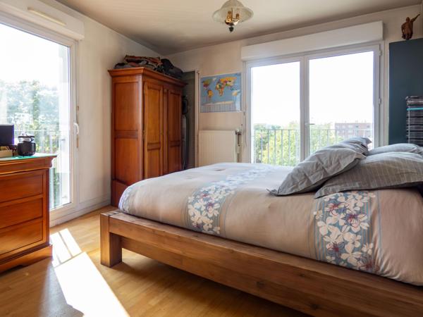 RARE A LA VENTE : DUPLEX INVERSE FAMILIAL- LUMINEUX- 3 CHAMBRES - 2 TERRASSES - PARKING