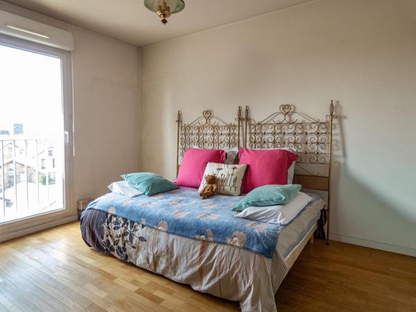 RARE A LA VENTE : DUPLEX INVERSE FAMILIAL- LUMINEUX- 3 CHAMBRES - 2 TERRASSES - PARKING