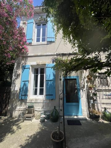 À 25kms d'ARLES, maison en pierre avec terrasse et petit jardin