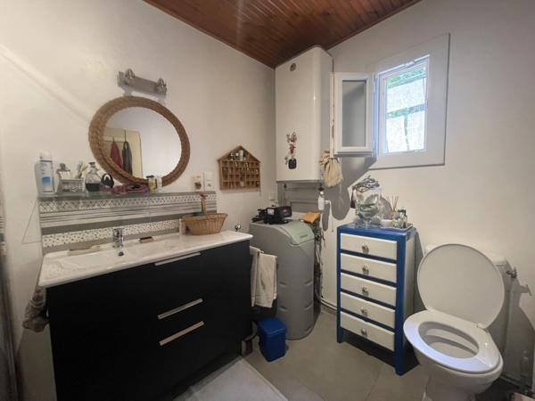 À 25kms d'ARLES, maison en pierre avec terrasse et petit jardin