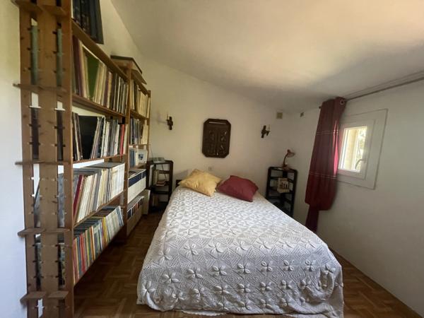 À 25kms d'ARLES, maison en pierre avec terrasse et petit jardin