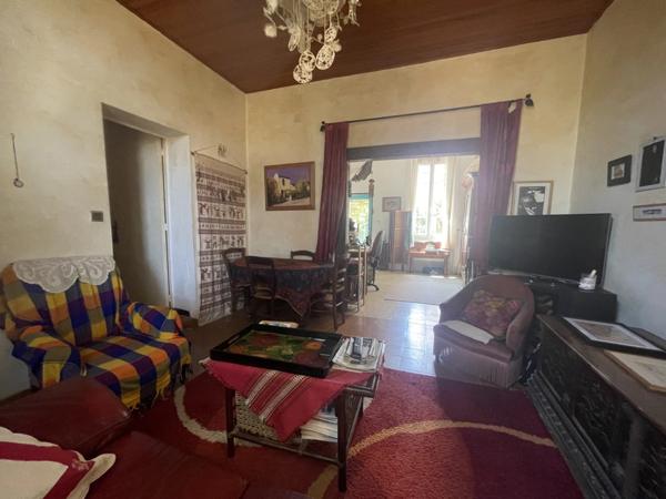 À 25kms d'ARLES, maison en pierre avec terrasse et petit jardin