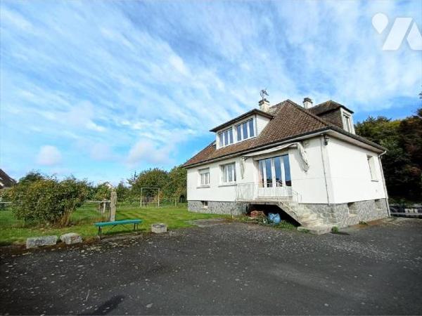 Proche CONDE, pavillon individuel de 1966 comprenant : - au
rez-de-jardin : sous-sol complet ; ...