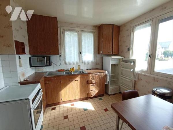 Proche CONDE, pavillon individuel de 1966 comprenant : - au
rez-de-jardin : sous-sol complet ; ...