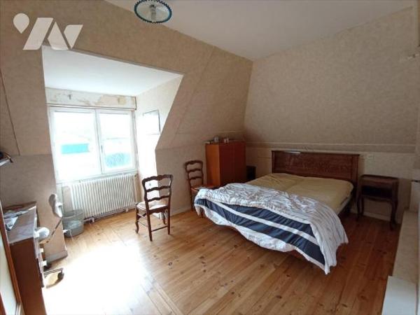 Proche CONDE, pavillon individuel de 1966 comprenant : - au
rez-de-jardin : sous-sol complet ; ...