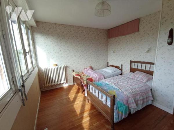 Proche CONDE, pavillon individuel de 1966 comprenant : - au
rez-de-jardin : sous-sol complet ; ...