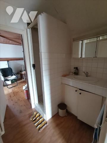 Proche CONDE, pavillon individuel de 1966 comprenant : - au
rez-de-jardin : sous-sol complet ; ...