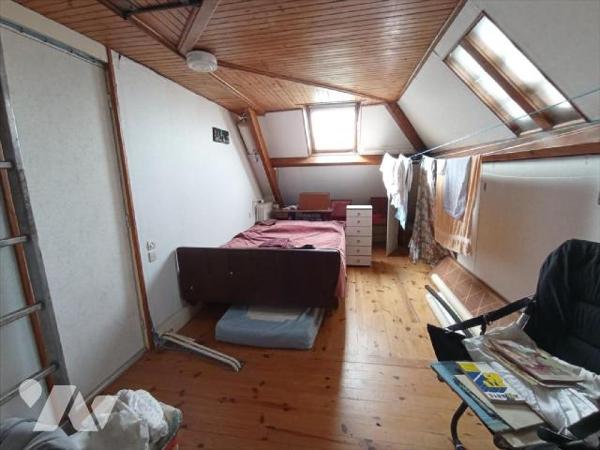 Proche CONDE, pavillon individuel de 1966 comprenant : - au
rez-de-jardin : sous-sol complet ; ...