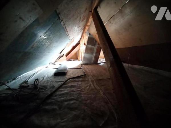 Proche CONDE, pavillon individuel de 1966 comprenant : - au
rez-de-jardin : sous-sol complet ; ...