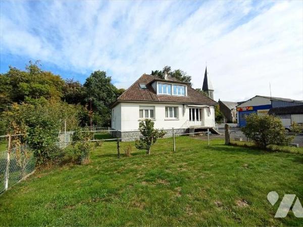 Proche CONDE, pavillon individuel de 1966 comprenant : - au
rez-de-jardin : sous-sol complet ; ...