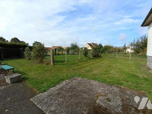 Proche CONDE, pavillon individuel de 1966 comprenant : - au
rez-de-jardin : sous-sol complet ; ...