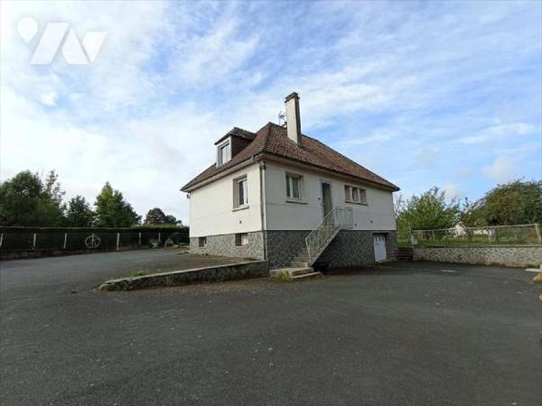 Proche CONDE, pavillon individuel de 1966 comprenant : - au
rez-de-jardin : sous-sol complet ; ...