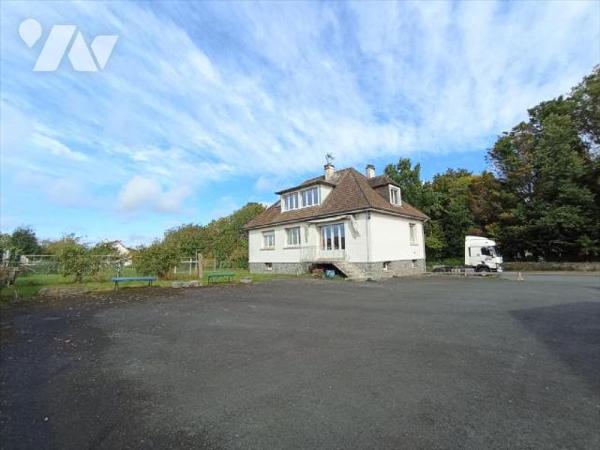 Proche CONDE, pavillon individuel de 1966 comprenant : - au
rez-de-jardin : sous-sol complet ; ...