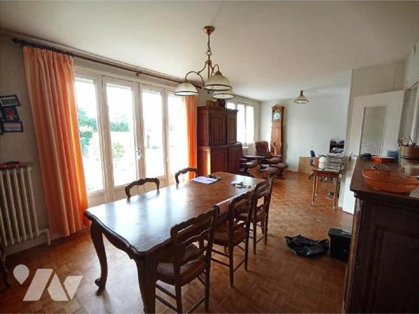 Proche CONDE, pavillon individuel de 1966 comprenant : - au
rez-de-jardin : sous-sol complet ; ...