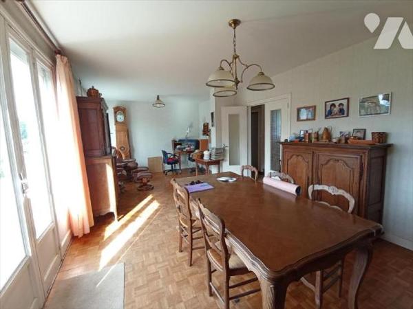 Proche CONDE, pavillon individuel de 1966 comprenant : - au
rez-de-jardin : sous-sol complet ; ...