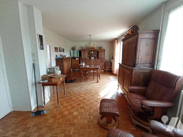 Proche CONDE, pavillon individuel de 1966 comprenant : - au
rez-de-jardin : sous-sol complet ; ...