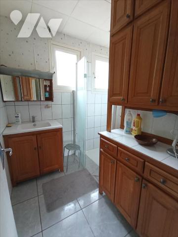 Proche CONDE, pavillon individuel de 1966 comprenant : - au
rez-de-jardin : sous-sol complet ; ...