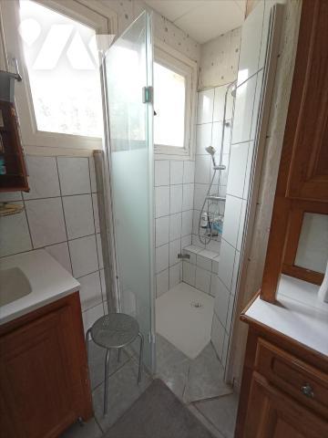 Proche CONDE, pavillon individuel de 1966 comprenant : - au
rez-de-jardin : sous-sol complet ; ...