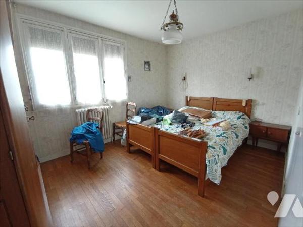 Proche CONDE, pavillon individuel de 1966 comprenant : - au
rez-de-jardin : sous-sol complet ; ...