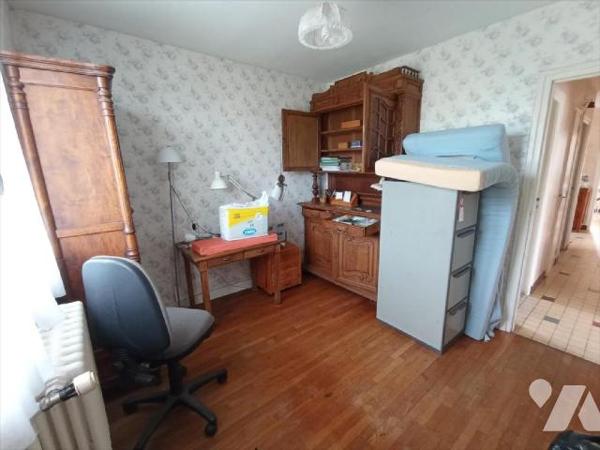 Proche CONDE, pavillon individuel de 1966 comprenant : - au
rez-de-jardin : sous-sol complet ; ...