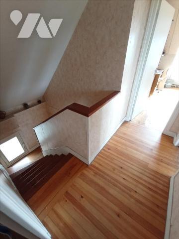 Proche CONDE, pavillon individuel de 1966 comprenant : - au
rez-de-jardin : sous-sol complet ; ...