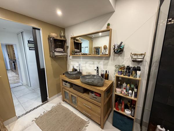 Maison 3 chambres avec cour et dépendance.