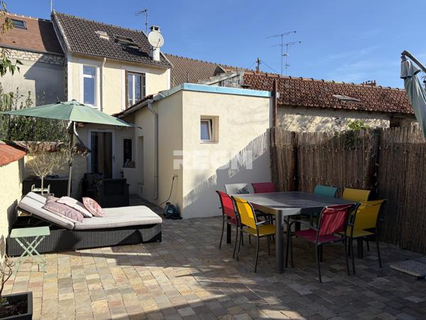 Maison 3 chambres avec cour et dépendance.