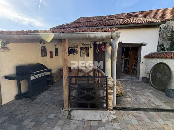 Maison 3 chambres avec cour et dépendance.
