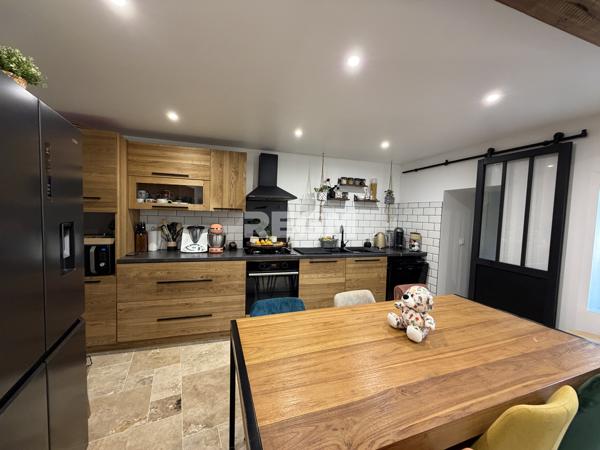 Maison 3 chambres avec cour et dépendance.