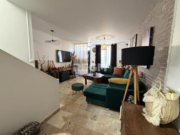Maison 3 chambres avec cour et dépendance.